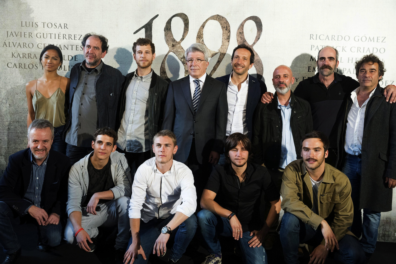 El reparto de la película, 'El último de Filipinas', durante la presentación realizada ayer en Madrid