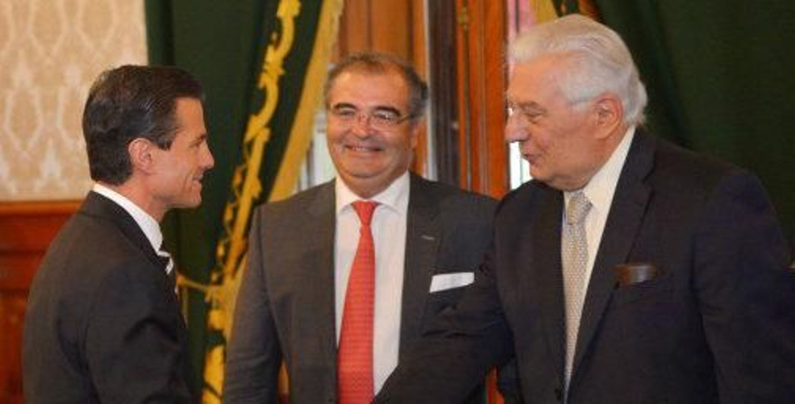 El presidente de México, Enrique Peña Nieto, el del Banco Popular, Angel Ron, y Antonio del Valle, presidente honorario del Grupo Kaluz