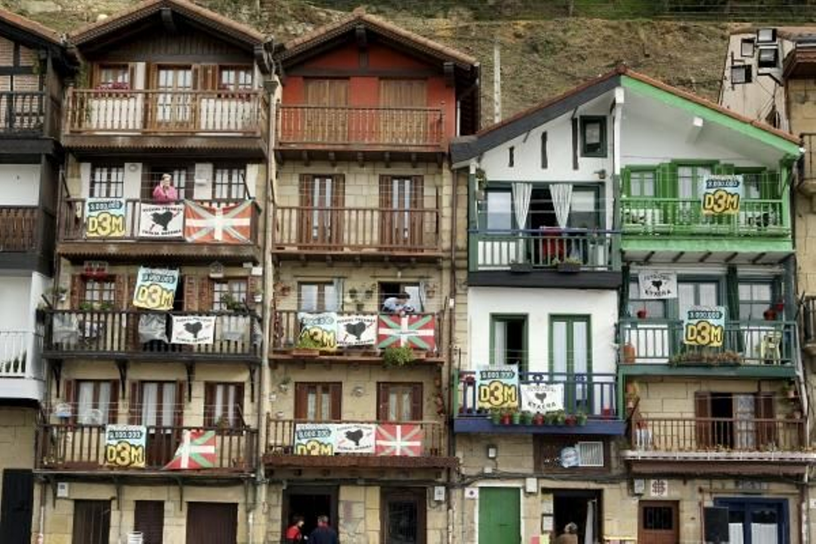 Las fachadas de Passaia, cubiertas de banderas en apoyo a D3M. (Foto: EFE)