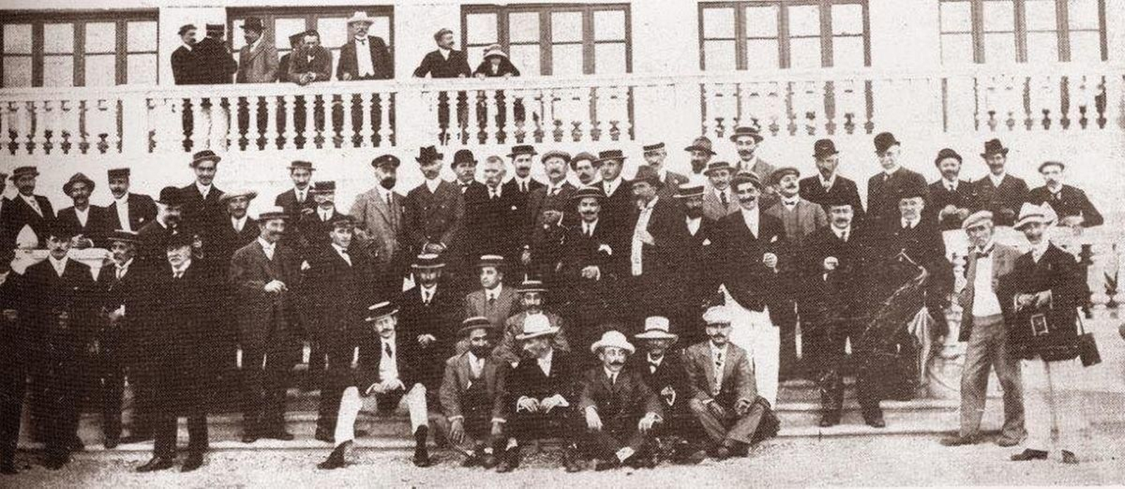 Primer documento gráfico de Anfaco, se trata del homenaje de la Unión de Fabricantes realizado a Urzáiz en 1909 en agradecimiento por conseguir la incorporación de la hojalata a la Ley de Admisiones Temporales, lo que muestra la fuerza de la unión de este sector, que sigue hoy en día.