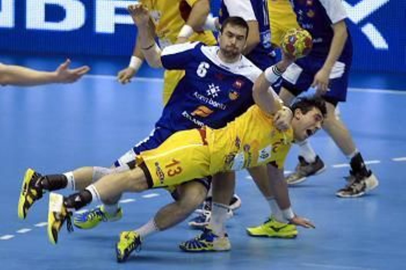 El central de Macedonia Filip Mirkulovski (d), lanza a portería y es agarrado por el extremo de Islandia Asgeir Orn Hallgrimsson (Foto: EFE)