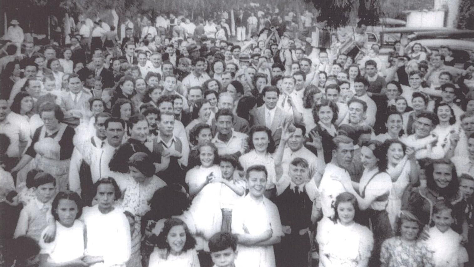 El emblemático Campo Corcubión, distintivo de la ABC del Partido de Corcubión (1963). O emblemático Campo Corcubión, distintivo da ABC del Partido de Corcubión (1963). Fondo: Consello da Cultura Galega. Arquivo da Emigración Galega