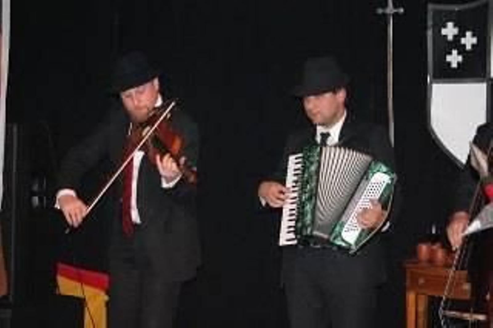 Músicos de Calle Vieja durante la actuación.