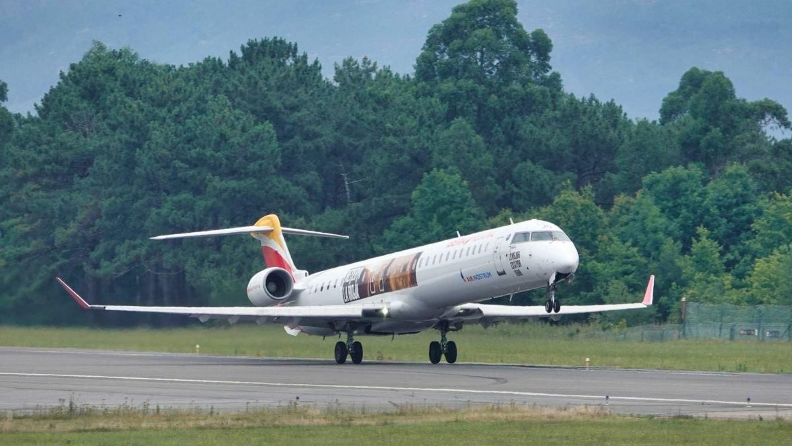 Un avión de Air Nostrum, a punto de despegar en Vigo.