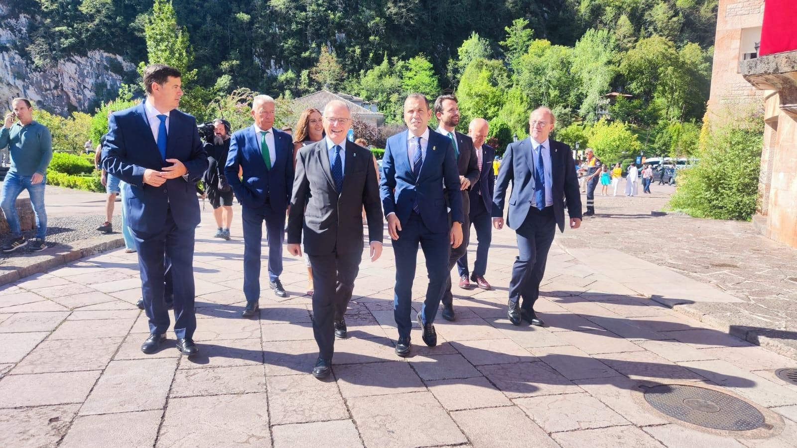 Canga a su llegada a Covadonga acompañado por el secretario general del PP de Asturias, Álvaro Queipo, el diputado
nacional Silverio Argüelles, los diputados autonómicos por el Oriente, José Manuel
Felgueres y Luis Venta, así como  los senadores Pablo González y José Manuel Fernández y el alcalde de Cangas de Onís, José Manuel González.