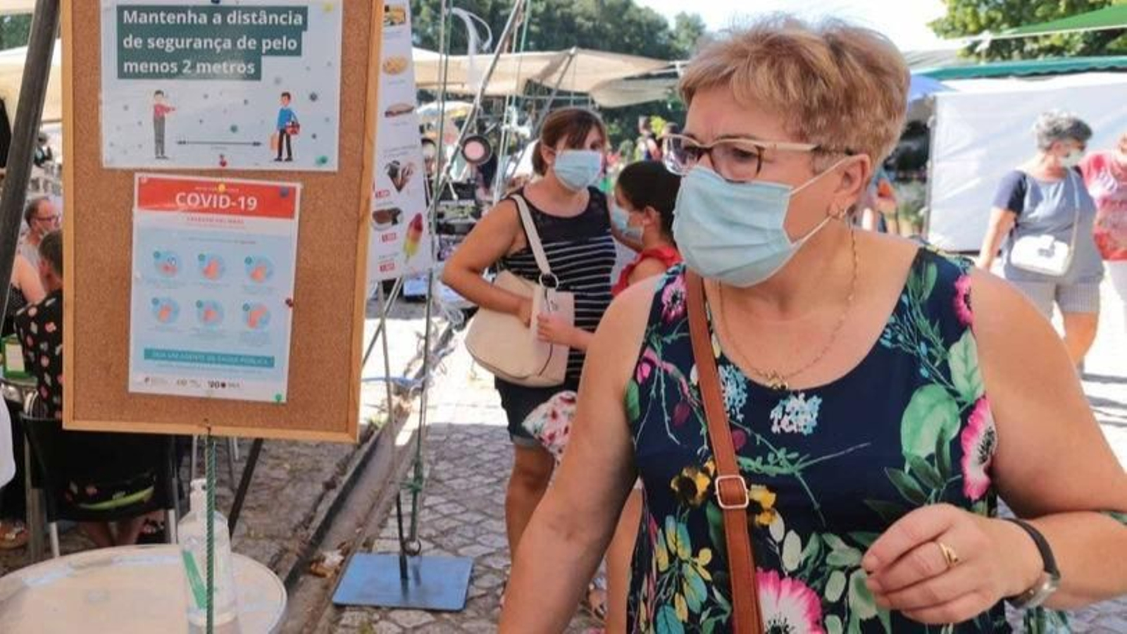 Asistentes a la feria de Valença do Minho, con mascarillas.