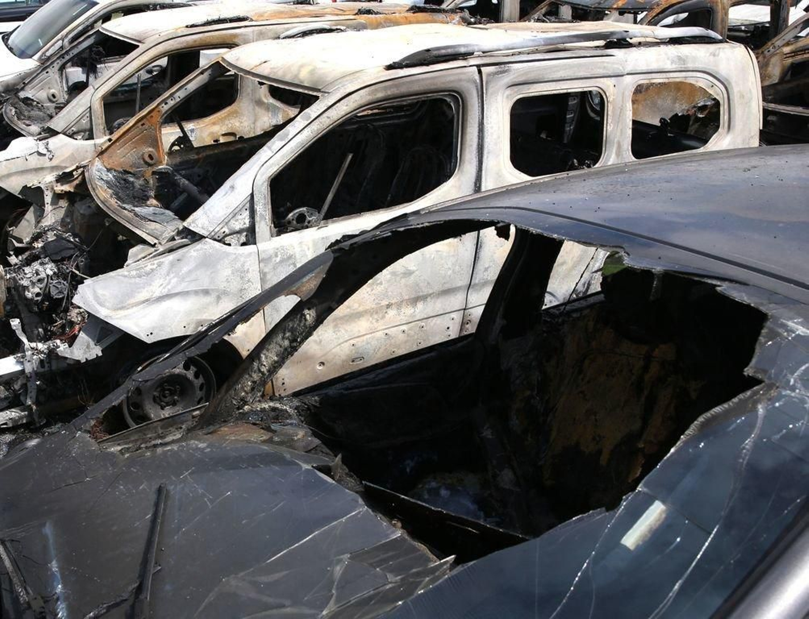 Estado en el que quedaron varios de los coches pasto de las llamas.
