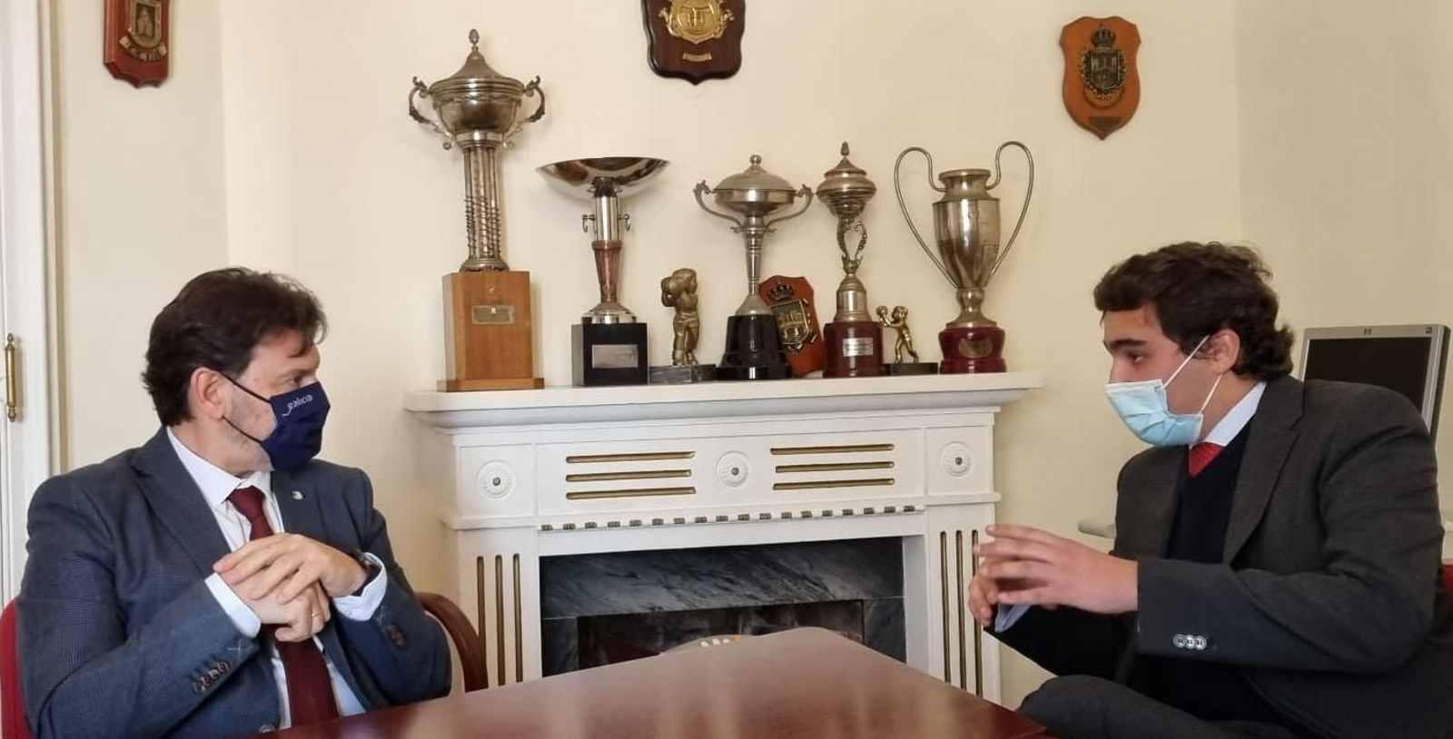 El secretario xeral da Emigración y el presidente de la Asociación de Empresarios Galegos en Portugal, durante la reunión celebrada en Lisboa