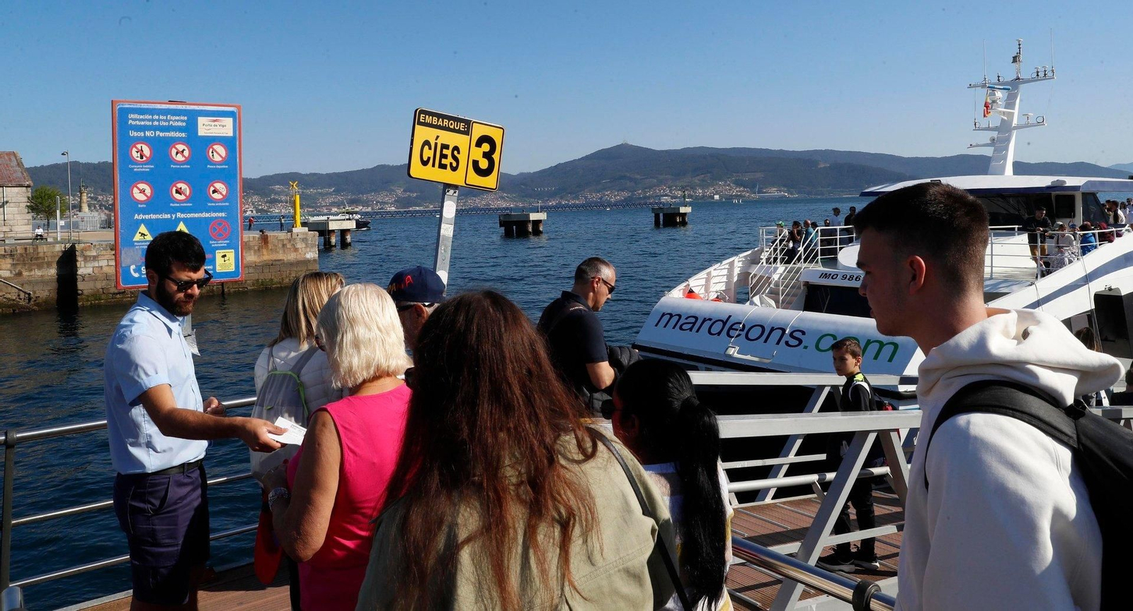Imagen de las colas para embarcar a Cíes, en el Náutico.