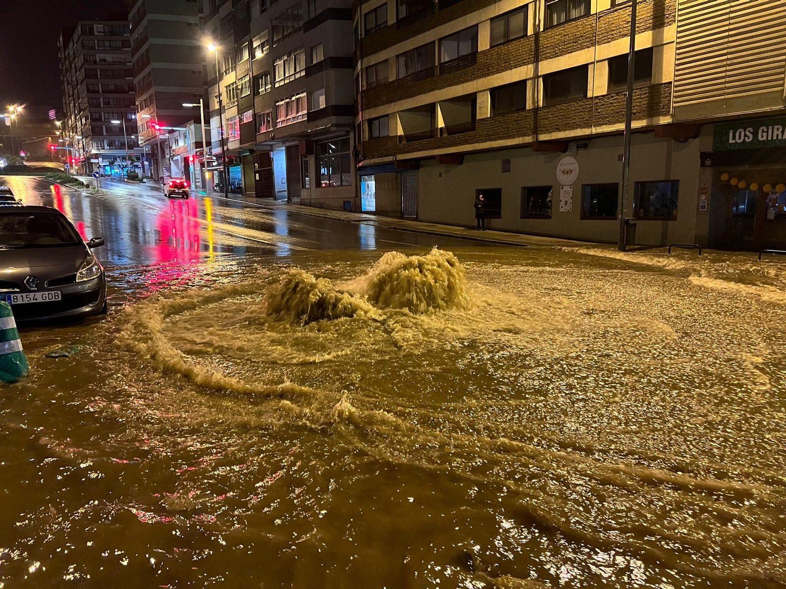 Otra imagen de otra alcantarilla desbordada.