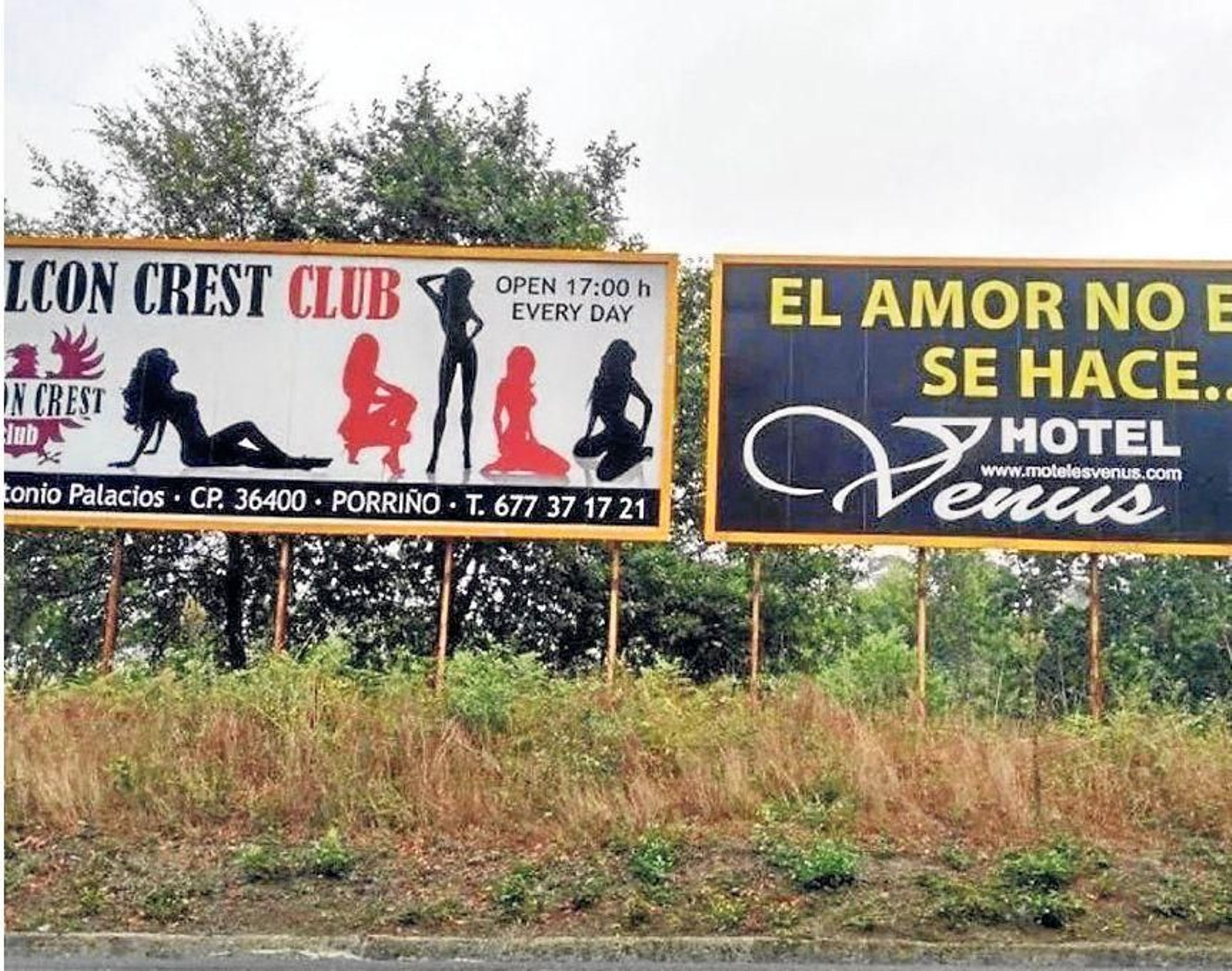 Carteles sobre clubes de alterne en Vigo que hace dos años causaron gran polémica.