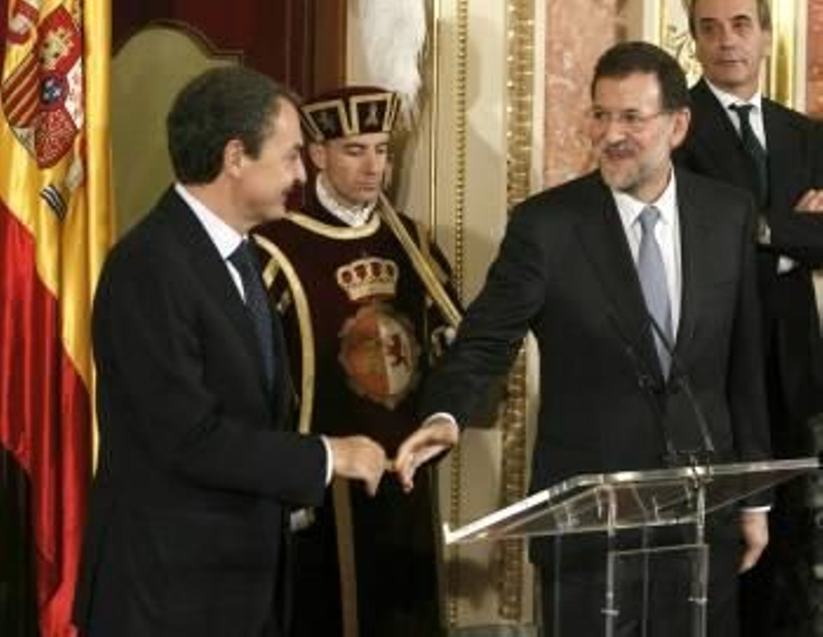 El jefe del Gobierno, José Luis Rodríguez Zapatero (i), y su sucesor, el líder del PP, Mariano Rajoy, se saludan durante el acto de celebración institucional del Día de la Constitución (Foto: EFE)