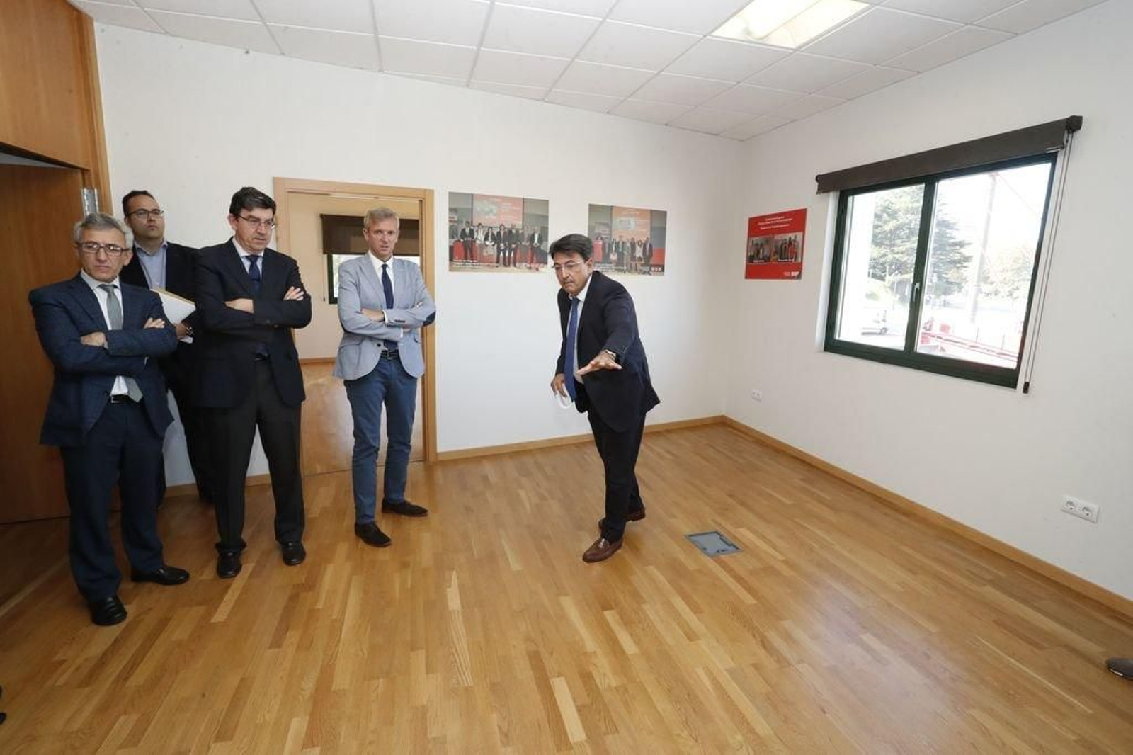 Alfonso Rueda observa la sala que será el juzgado de Familia 3 durante dos años.