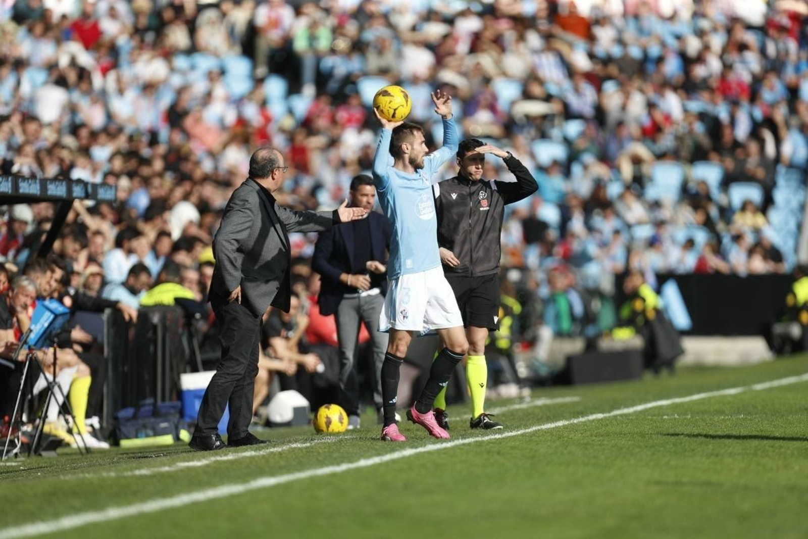 Rafa Benítez da instrucciones a Óscar Mingueza a la hora de realizar un saque de banda.