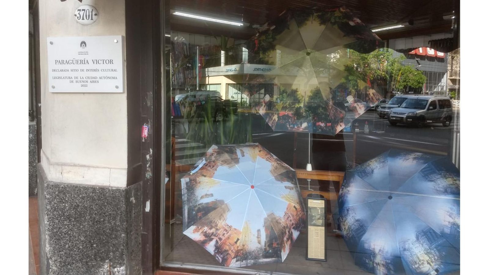 Vidriera de la paragüería, en la Avenida Independencia 3701, con la placa de declaración de interés cultural otorgada por la Legislatura de la Ciudad en 2022