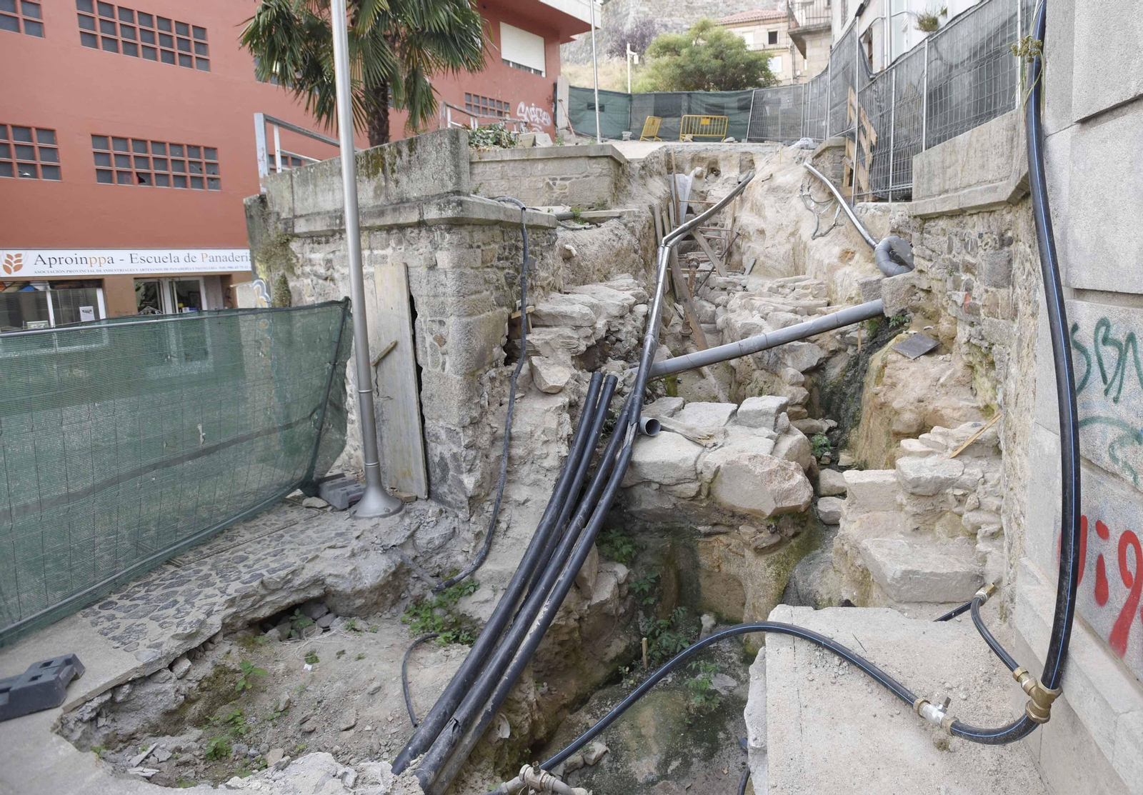 Las excavaciones de urgencia sacaron a la luz un tramo de muralla y una galería en II República.