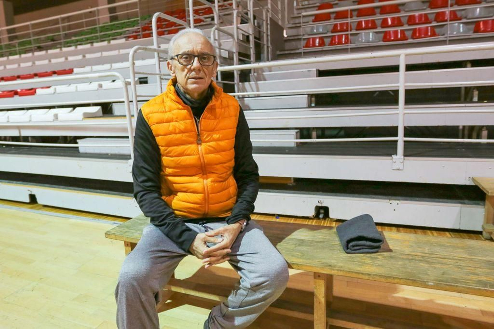 Fran posa sentado en el banquillo del pabellón de Chapela antes de entrenar; otro día más en la oficina.