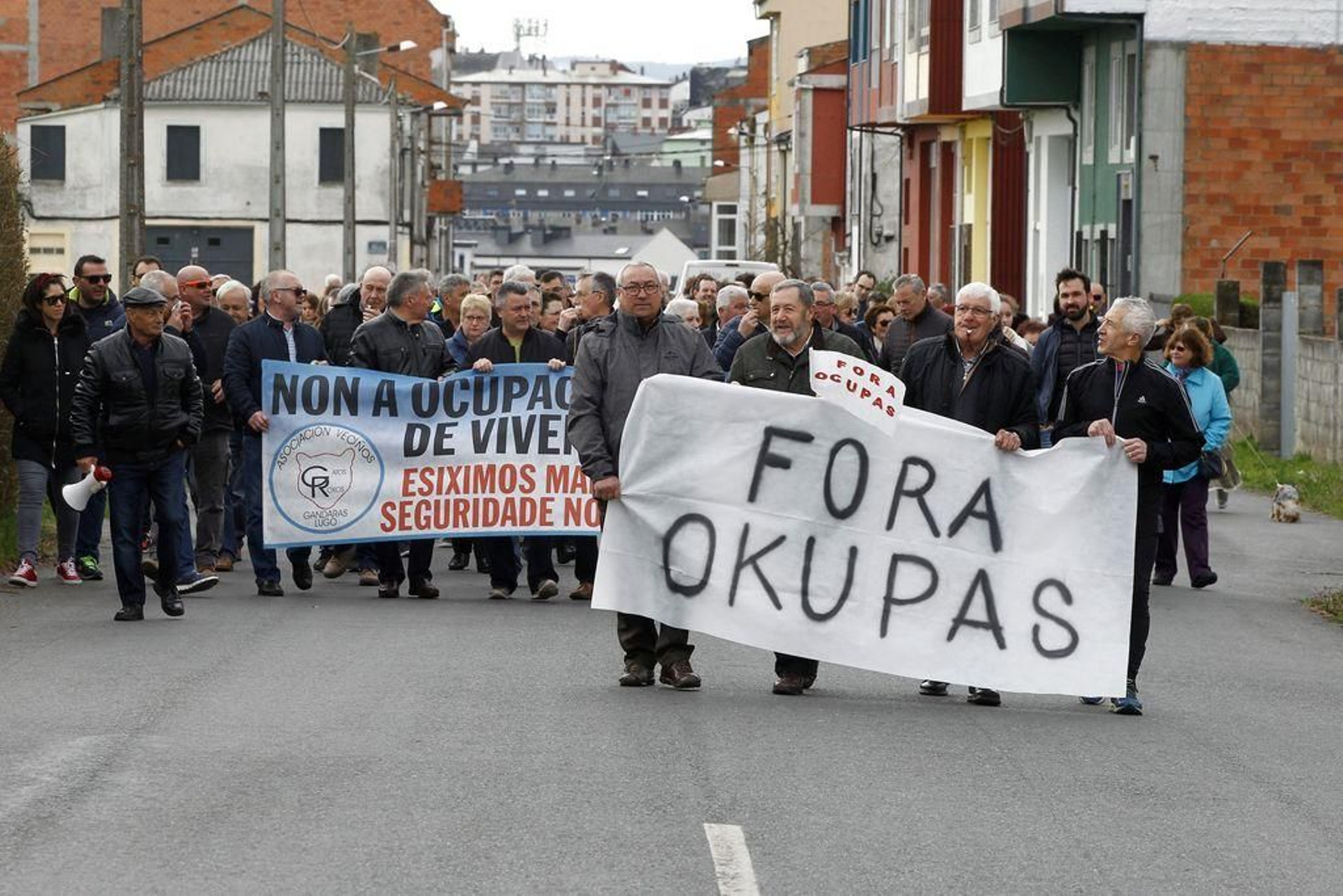 Manifestación de vecinos de As Gándaras, contra la okupación en este barrio de Lugo.