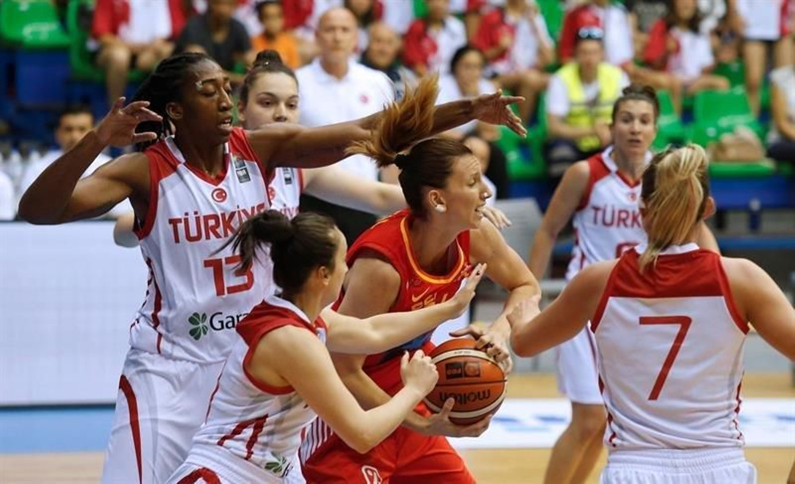La ala-pívot de la selección española TLaura Gil (c) disputa un balón con las jugadoras de la selección turca, la escolta Ayse Cora (i), la base Merve Aydin (c), y la alero Cansu Koksal (d)