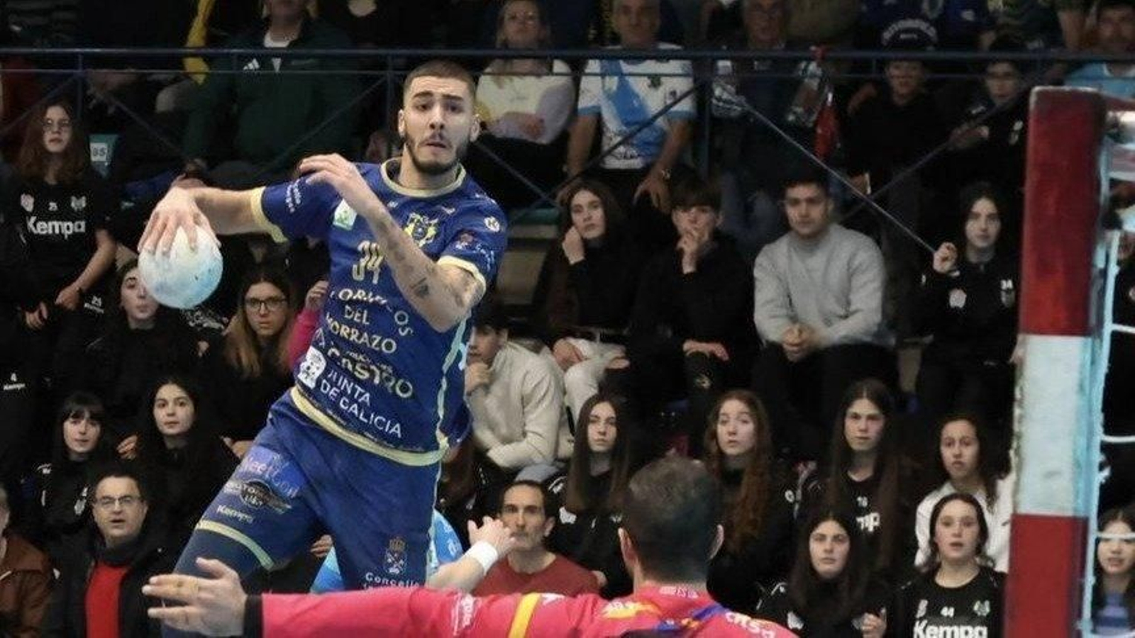 El Balonmán Cangas venció al Ademar León el pasado 30 de marzo en la Liga Asobal.