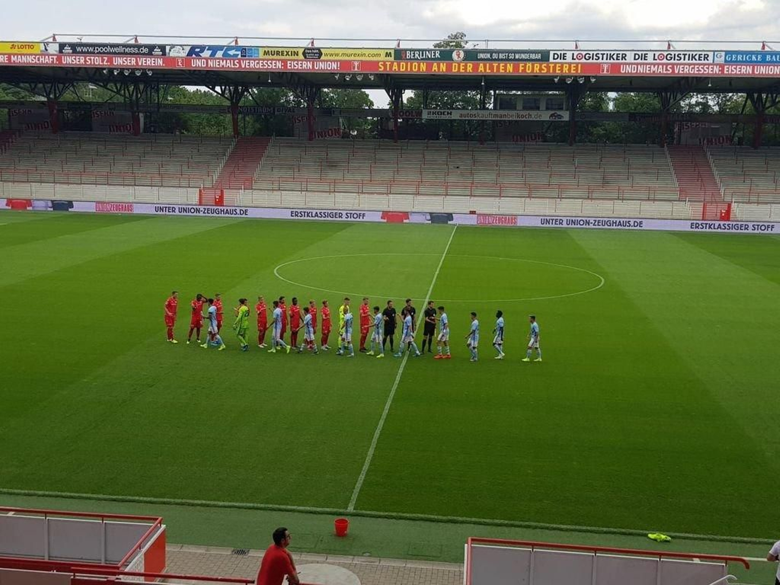 El Stadion An der Alten Försterei, ayer vació, se poblará hoy para la segunda parte del duelo.