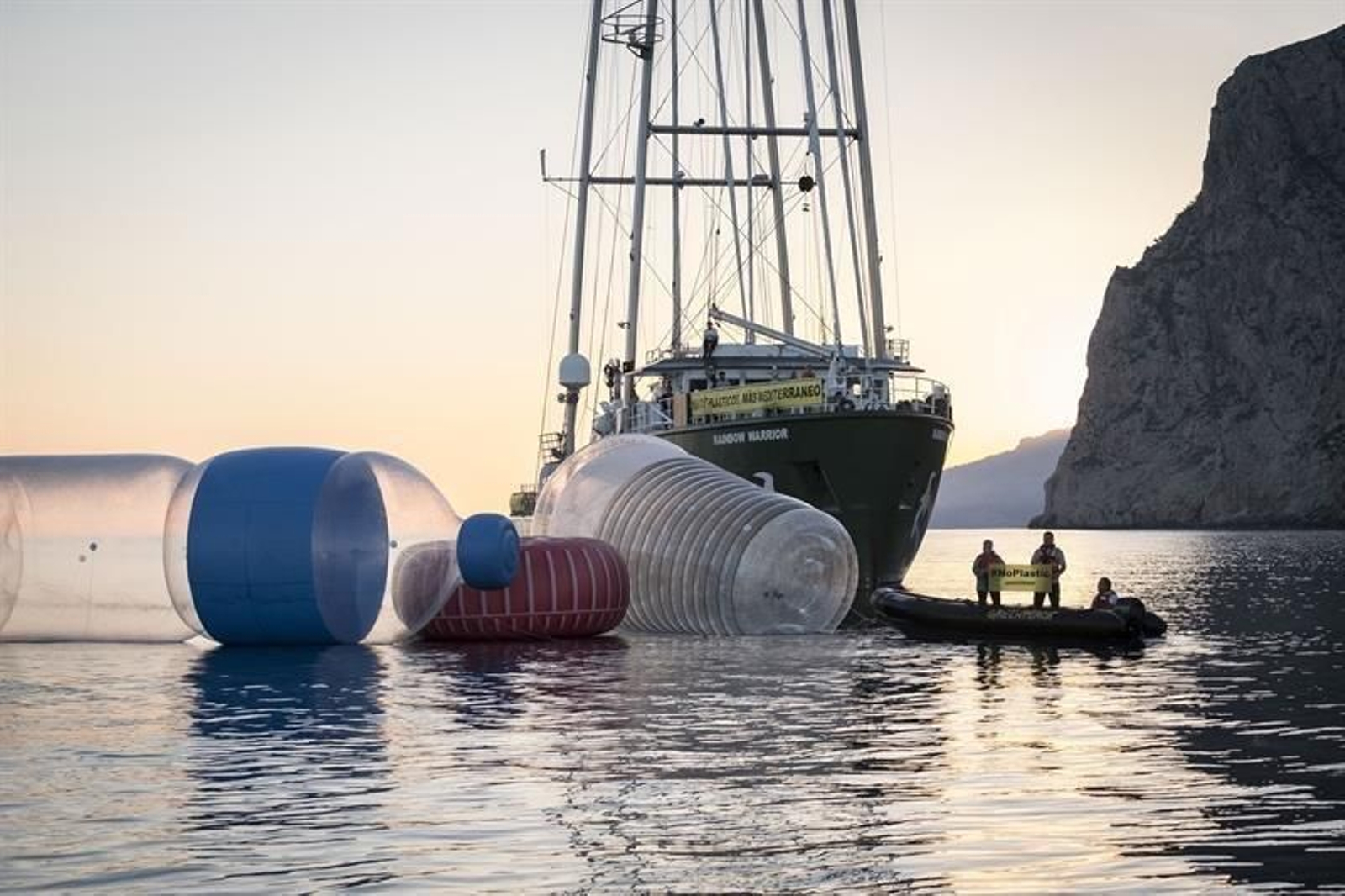 Greenpeace que ha esparcido una decena de objetos gigantes de plástico, como botellas, pajitas o vasos, en aguas de Baleares