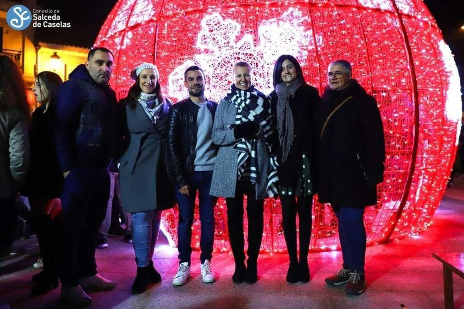 Salceda ya luce su alumbrado de Nadal con una gran bola para 'selfies navideños'.