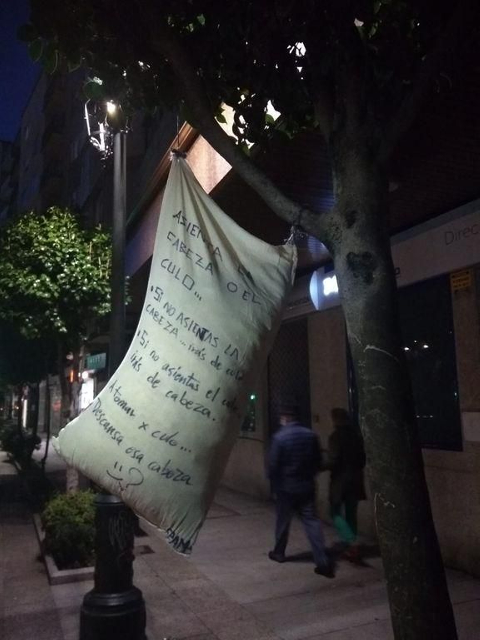 Una almohada con mensaje.