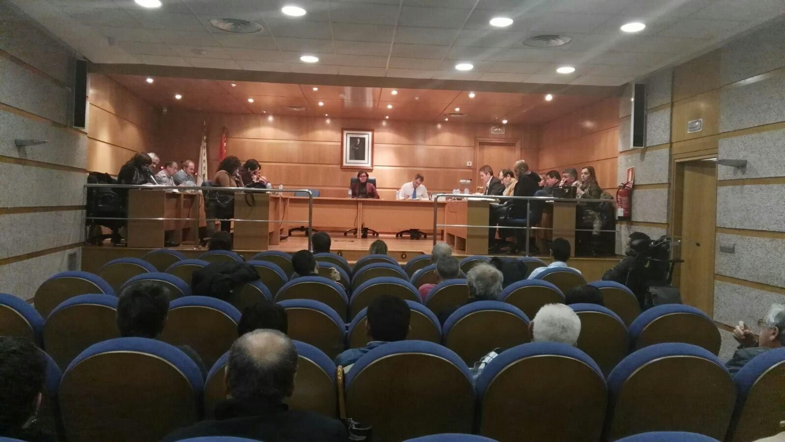 Corporación y público asistente al pleno extraordinario celebrado ayer en el Concello de Porriño.