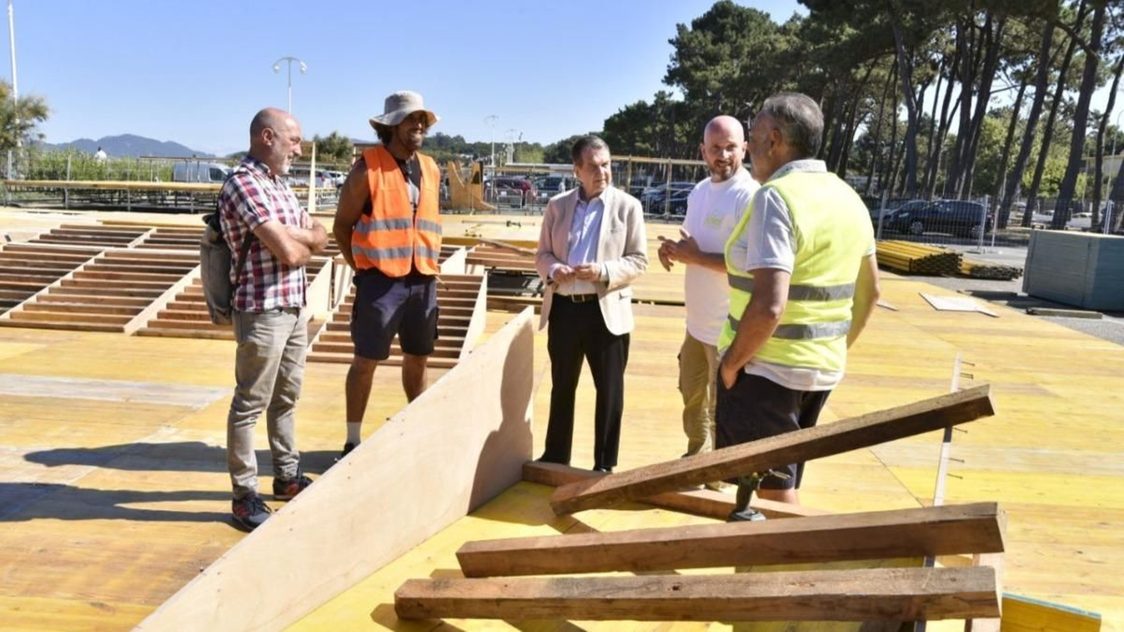 El alcalde de Vigo, durante el montaje de O Marisquiño, el año pasado.