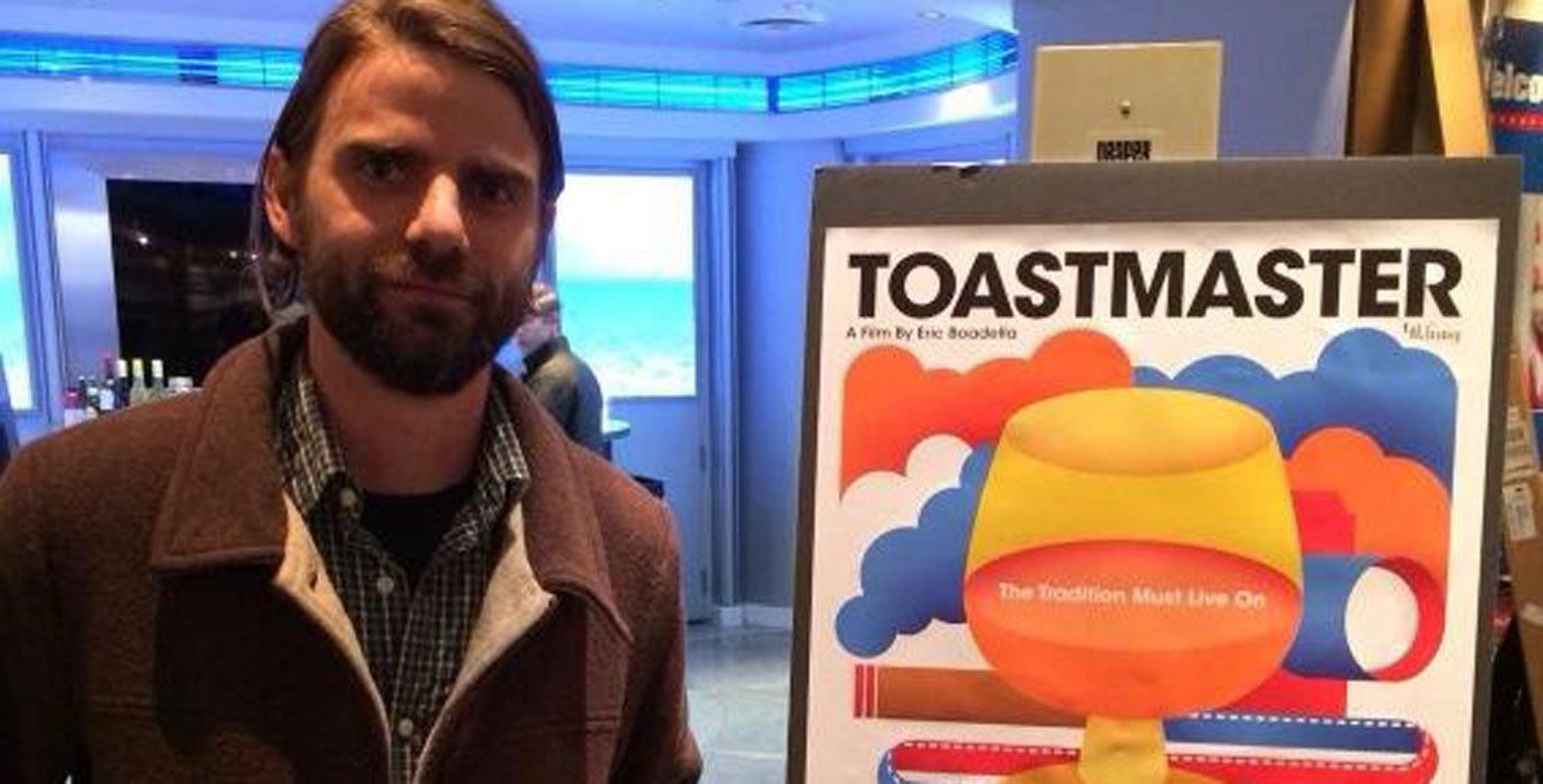 El director español Eric Boadella junto el cartel de su filme "Toastmaster".