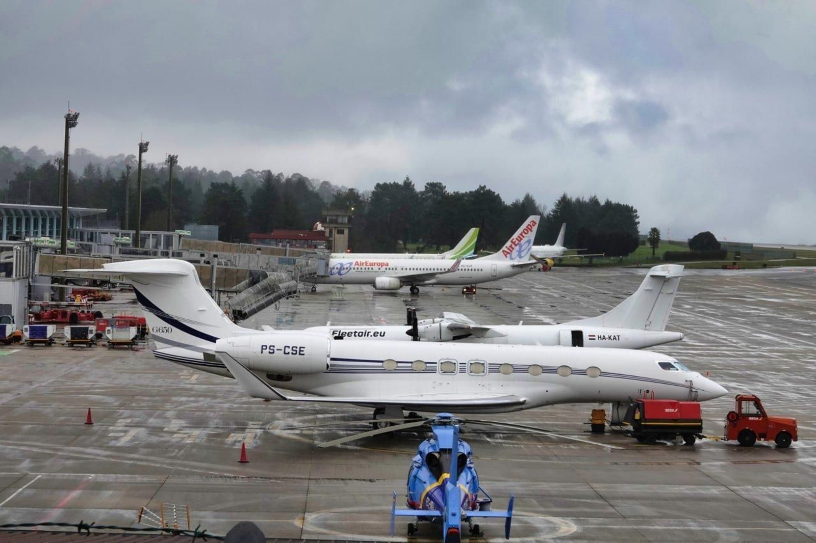 La pista viguesa, ayer con varios aviones y un helicóptero estacionado.