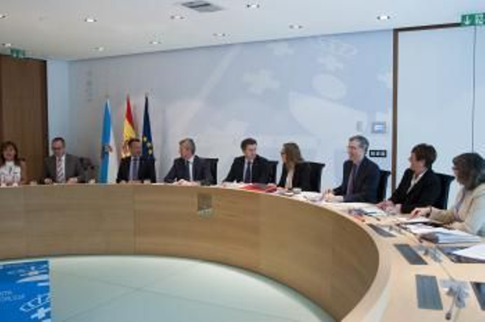 Los miembros del Ejecutivo autonómico, durante la reunión que mantuvieron ayer en Santiago. (Foto: xoán crespo)