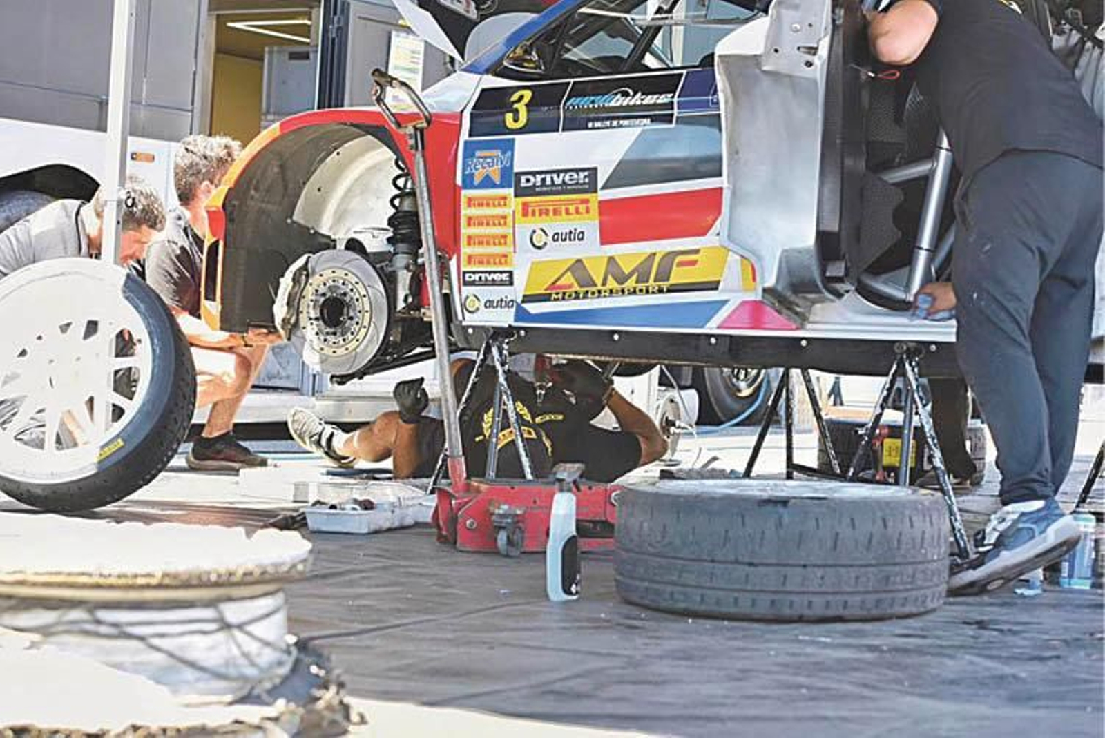 El coche de Meira, siendo revisado durante el día de ayer.