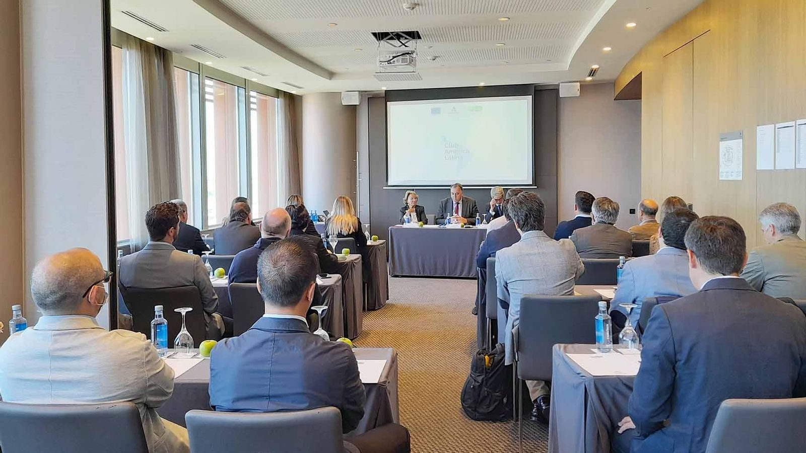 El Club de América Latina fue presentado por el consejero delegado de Extenda, Arturo Bernal, en compañía de la directora general de la Fundación Euroamérica, Luisa Peña, y de su vicepresidente, José Ignacio Salafranca, que explicaron el cometido de la fundación y analizaron la situación actual y perspectivas de futuro en América Latina