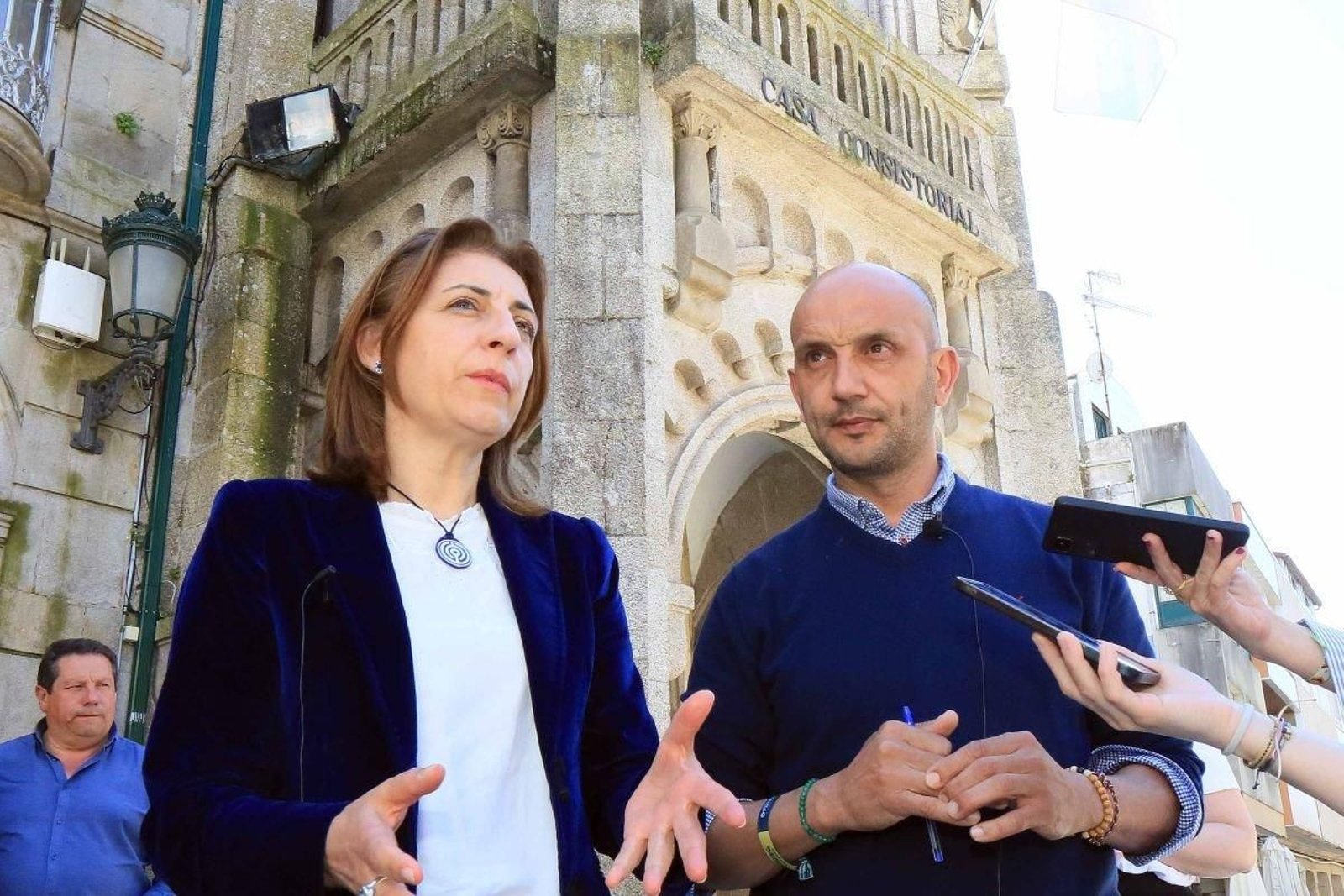 Ángeles Vázquez y Alejandro Lorenzo dieron a conocer ayer la planificación de los trabajos en O Contrasto.