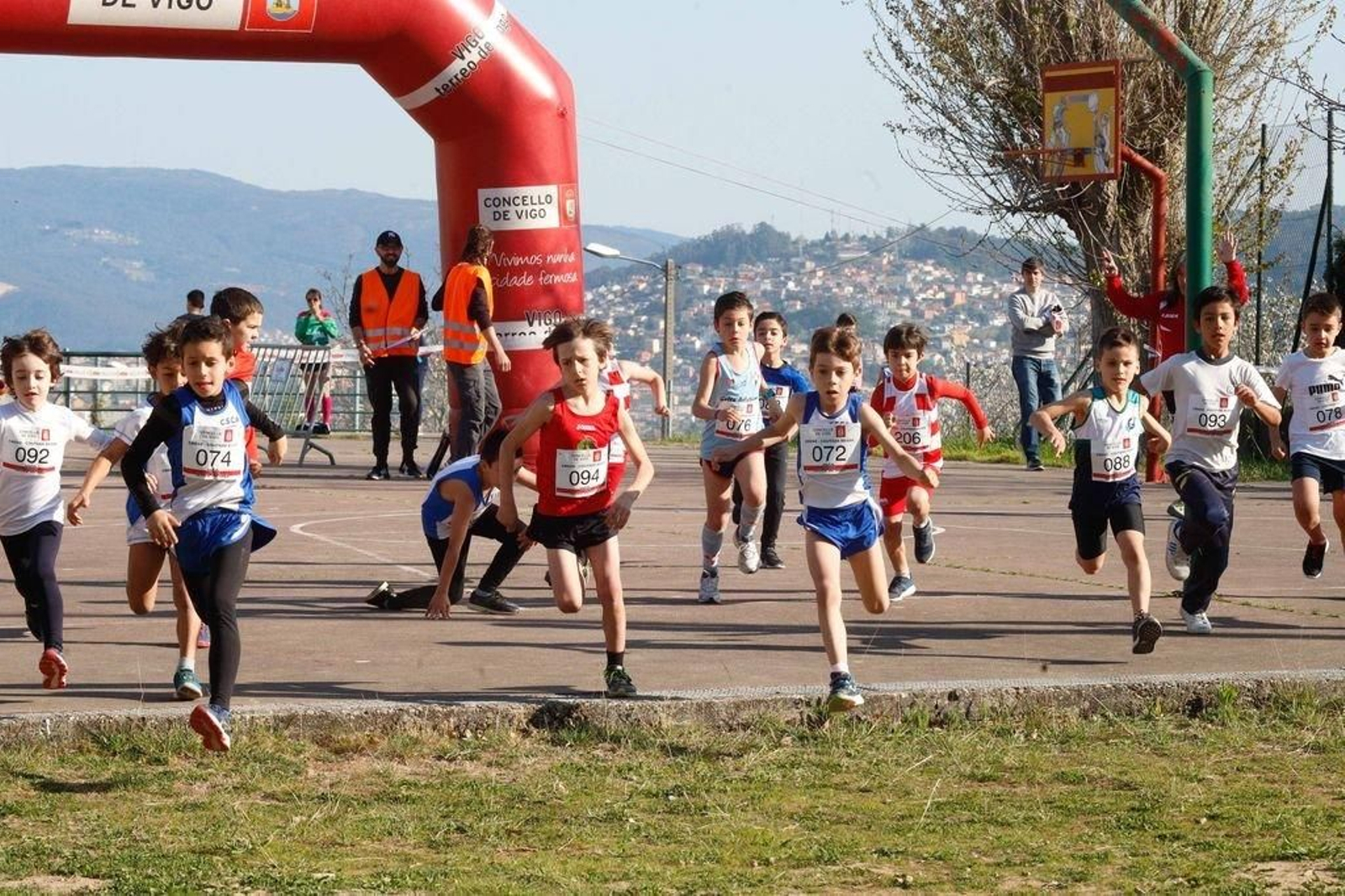 El interior del centro educativo acogió la mayor parte de las pruebas celebradas en la mañana de ayer.