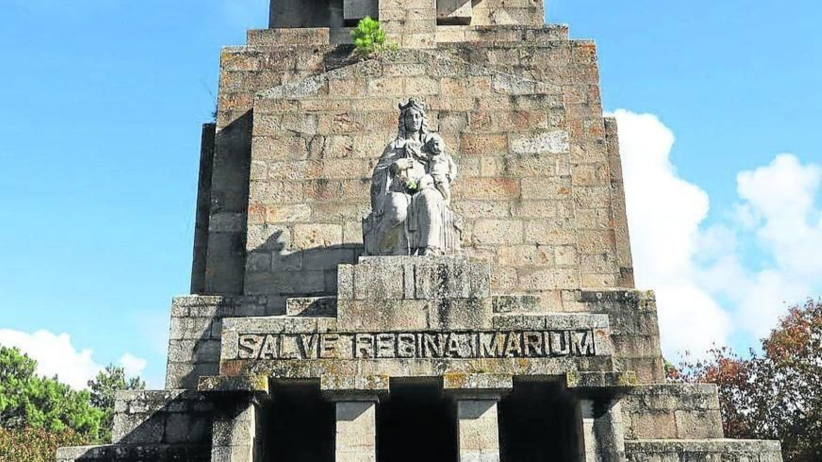 La fachada sur luce una inscripción de grandes dimensiones realizada sobre  mármol blanco, dedicada a aquellos que perdieron la vida en el Atlántico. Los cuatro grandes pilares de entrada, su gran cruz de piedra,  las coronas en hierro, y la Virgen apuntando a oeste le otorgan un peso funerario.