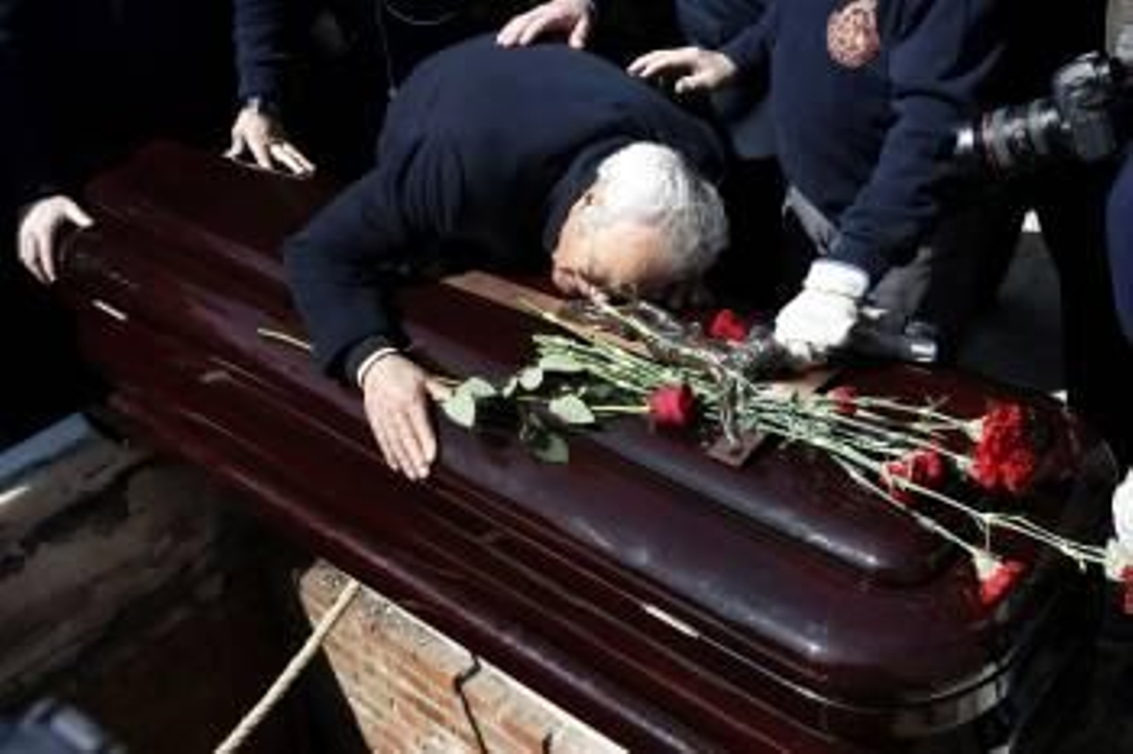 Giancarlo Viola, expareja de Sara Montiel, en su adiós a la actriz. (Foto: J.C. HIDALGO)