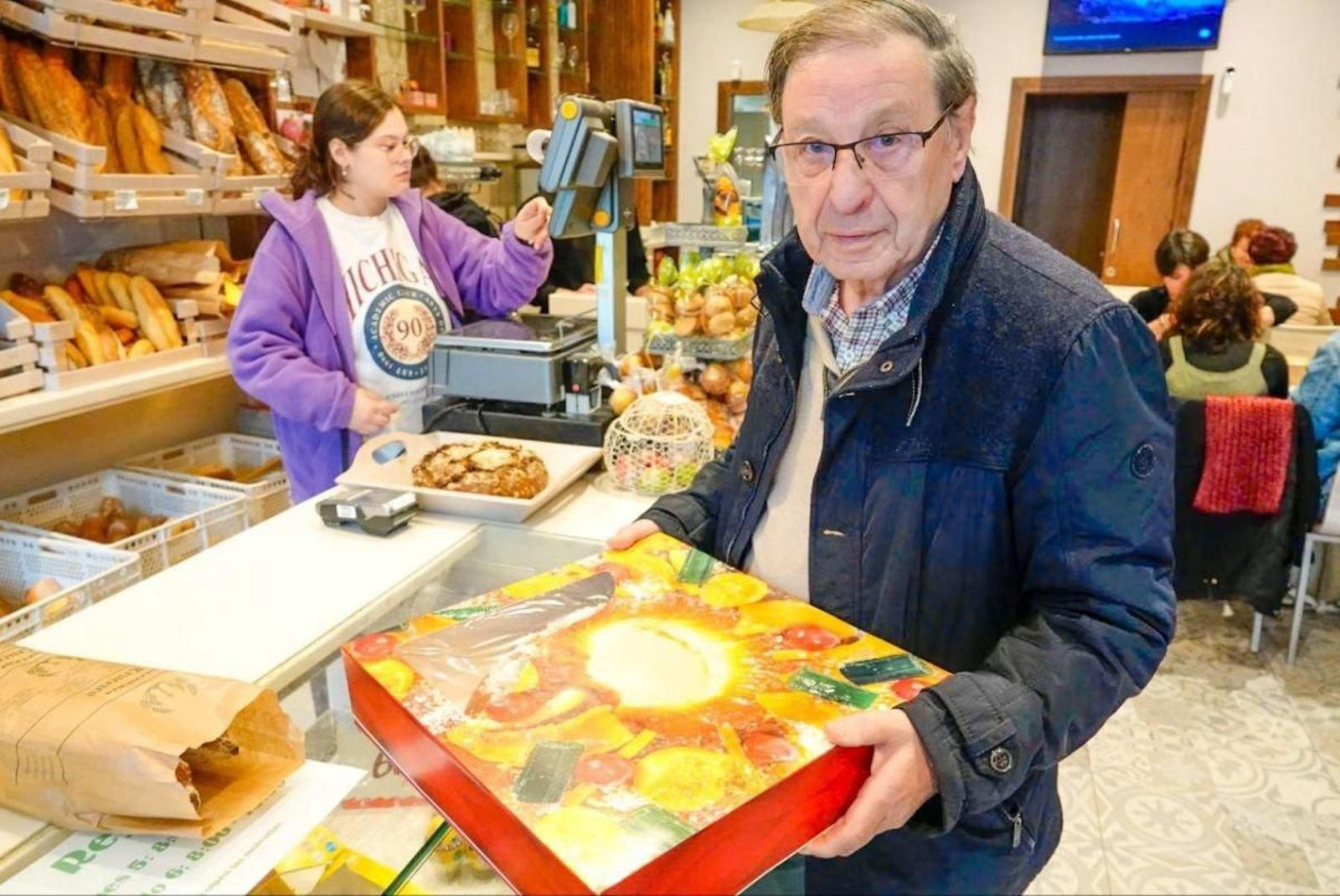 Un vigués, ayer, en una pastelería adquiriendo su roscón de Reyes.