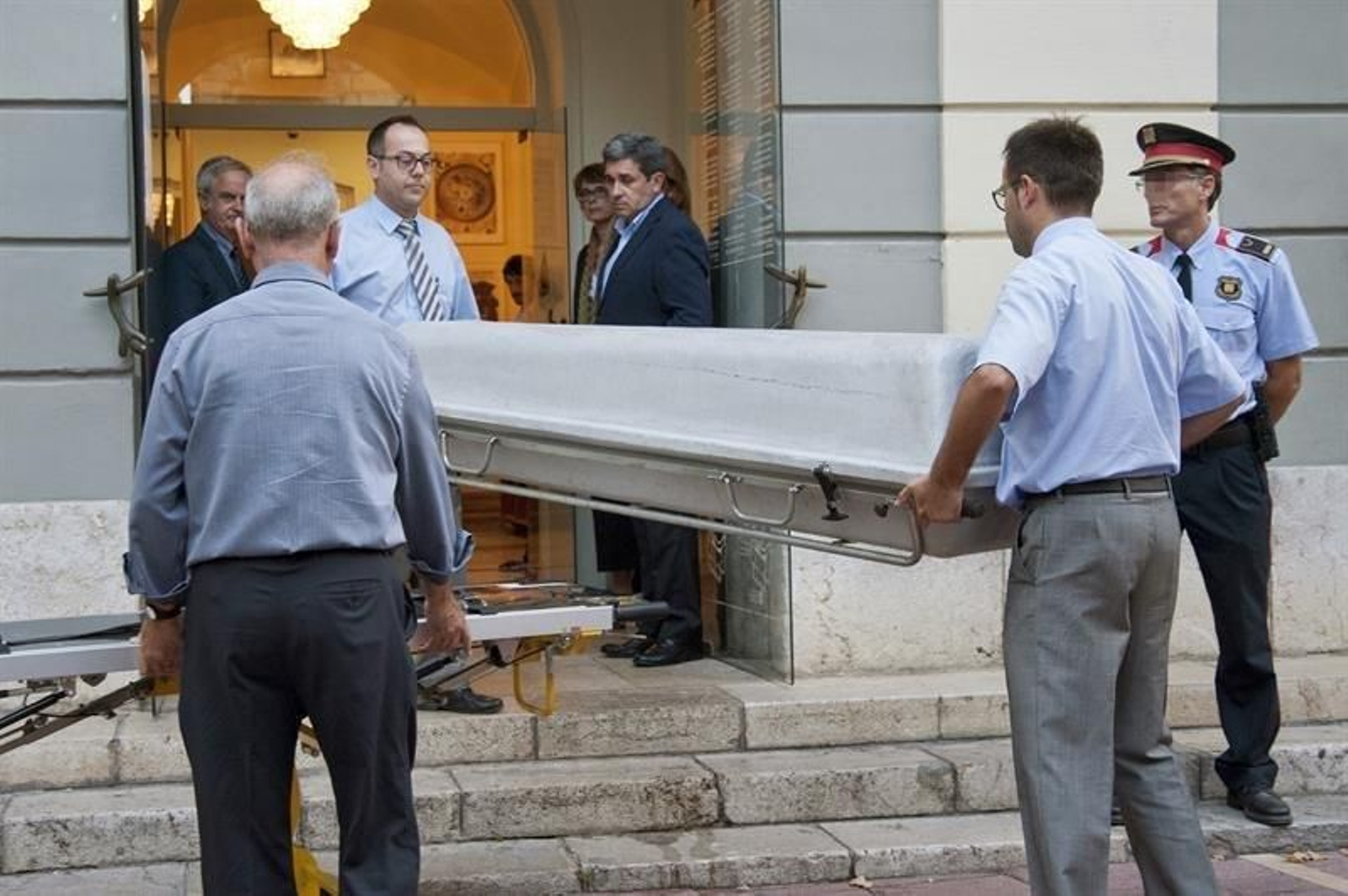 El cadaver de Dalí saliendo del Teatro-Museo de Figueres