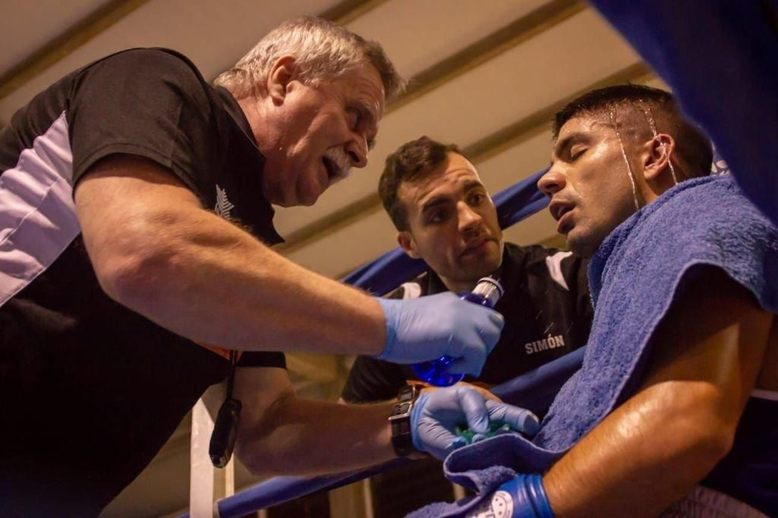 Rafa Gil (izquierda), atendiendo en el ring a Álex 'Ciclón' Barros durante uno de sus combates.