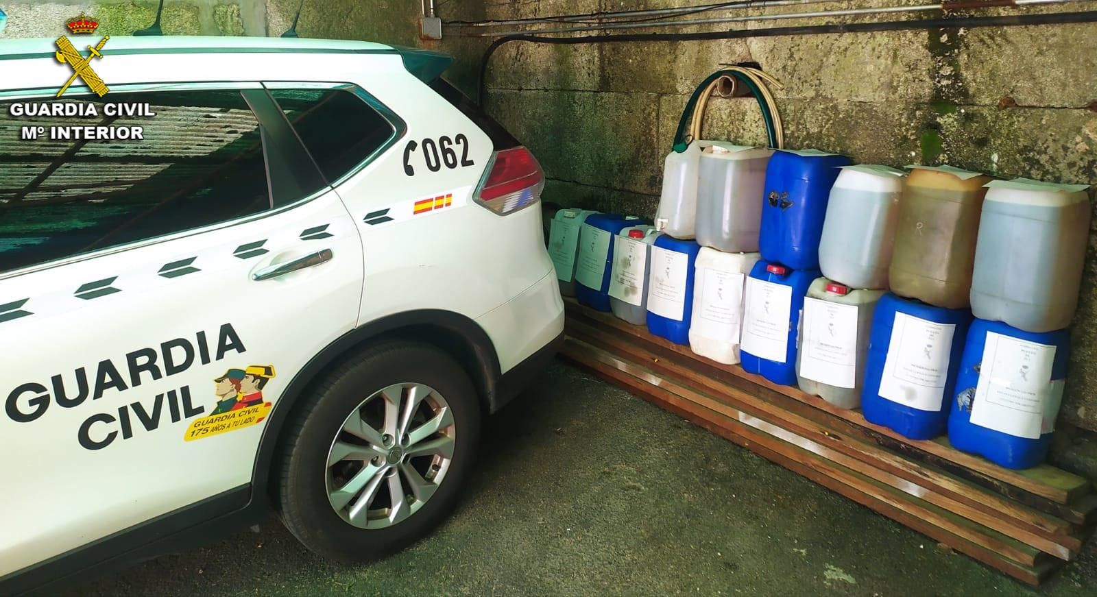 La Guardia Civil detuvo en Guillarei a un joven de Tomiño con 300 litros de gasoil que había sustraído en O Porriño