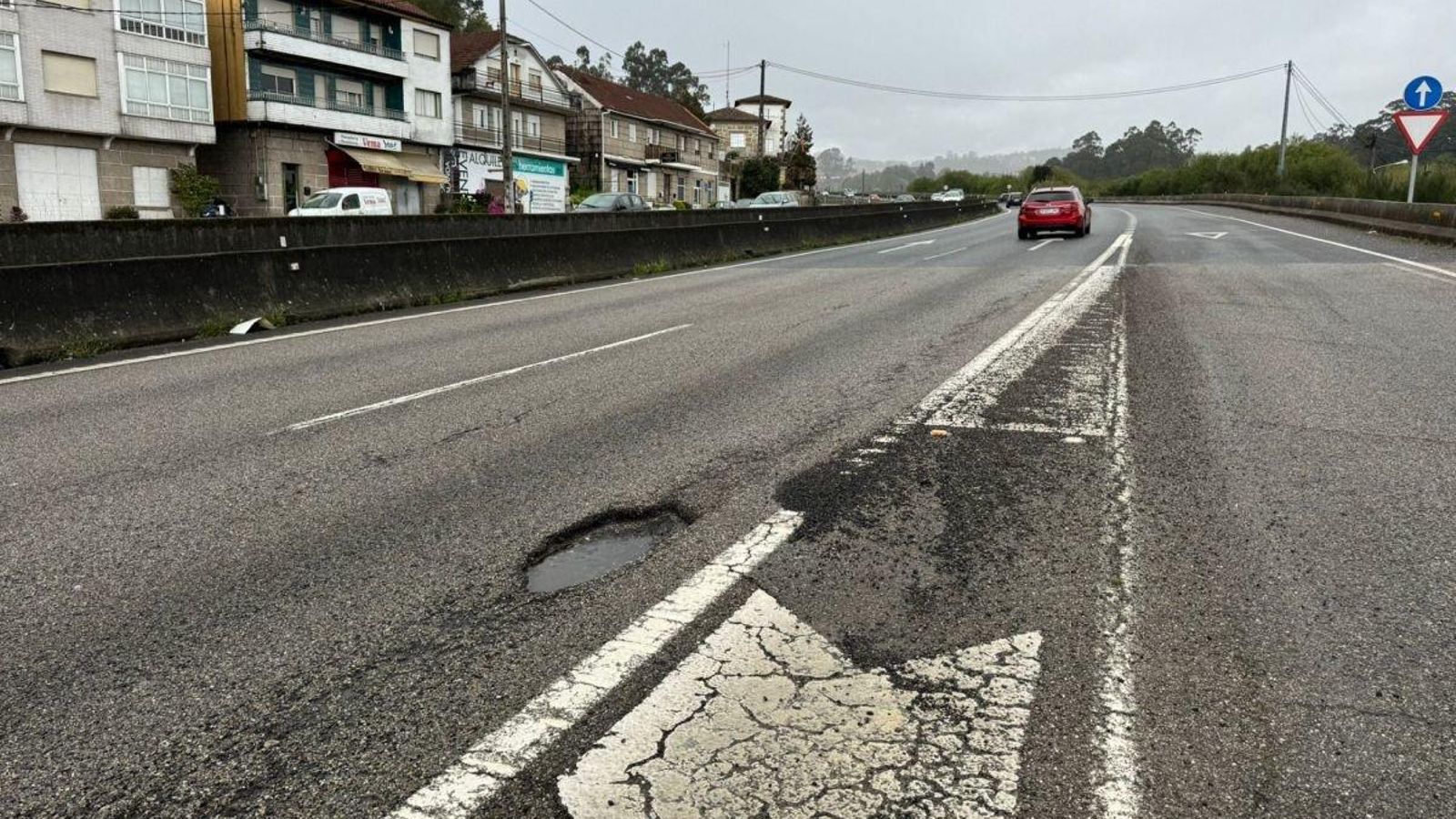 El ascenso hacia Puxeiros desde Porriño también se encuentra en mals condiciones, con varios baches importantes en zonas muy transitadas que además agravan el peligro de la autovía.