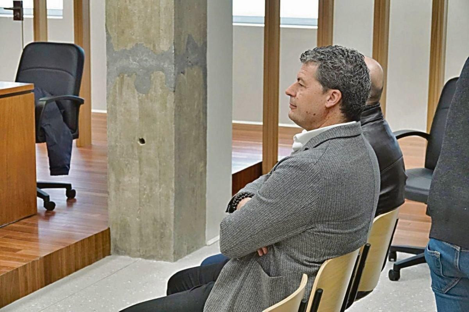 Carlos Gómez, junto al jefe de la Policía Local de Baiona, ayer, en la primera sesión del juicio que se celebra en la Audiencia en Vigo.