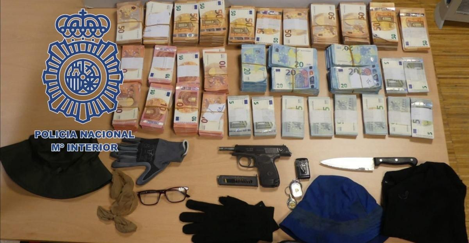 Botín y efectos intervenidos por la Policía a “Miro” y “Lauri” en el atraco de Coruxo, por el que fueron detenidos.