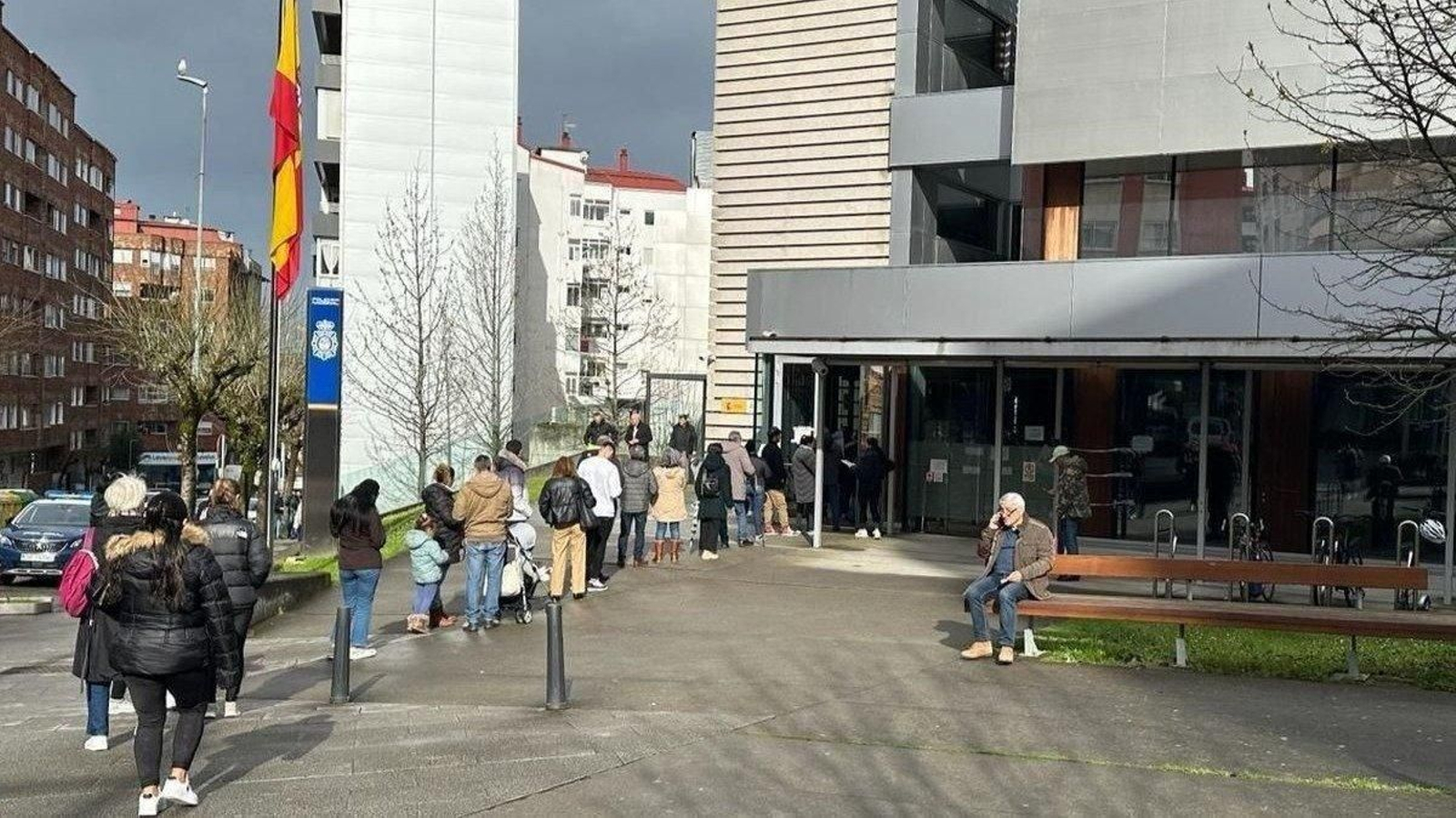Una imagen habitual en la Comisaría de Policía, con colas a la entrada.