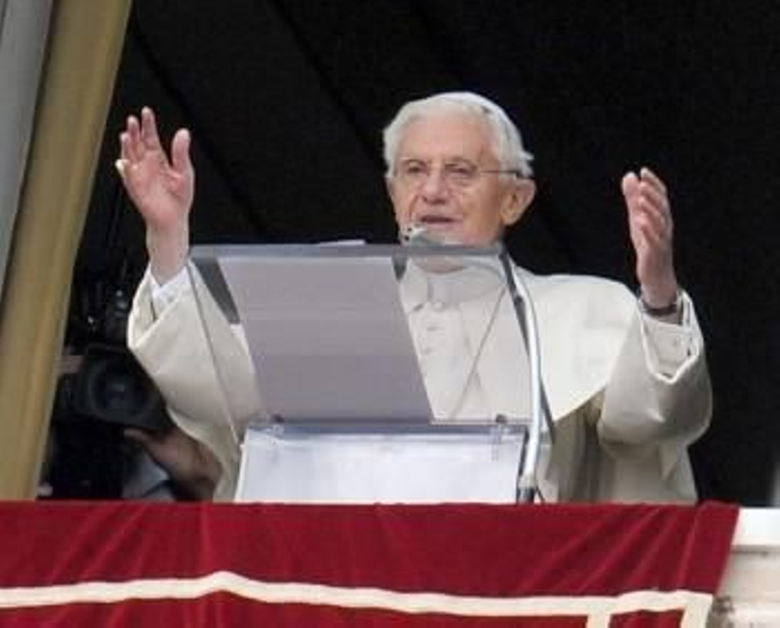 El papa saluda a los fieles congregados en la Plaza de San Pedro. (Foto: A. DI MEO)
