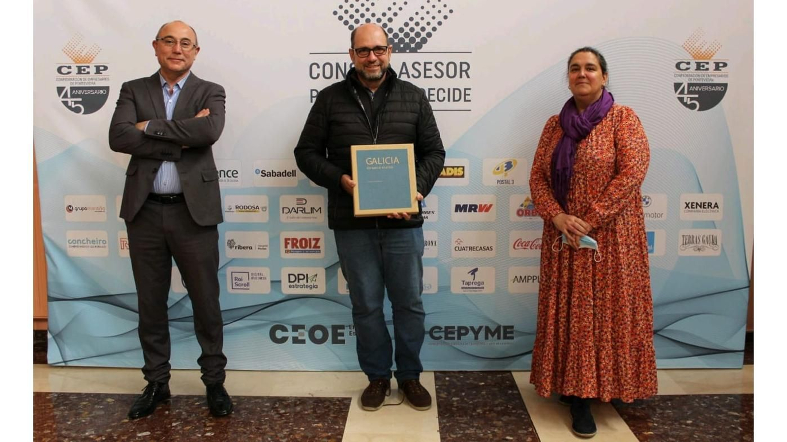 Ricardo Álvarez, en el centro, con el secretario general de la CEP, Jesús Castiñeiras Diz, y la directora de Internacionalización, Marta Cabrera
