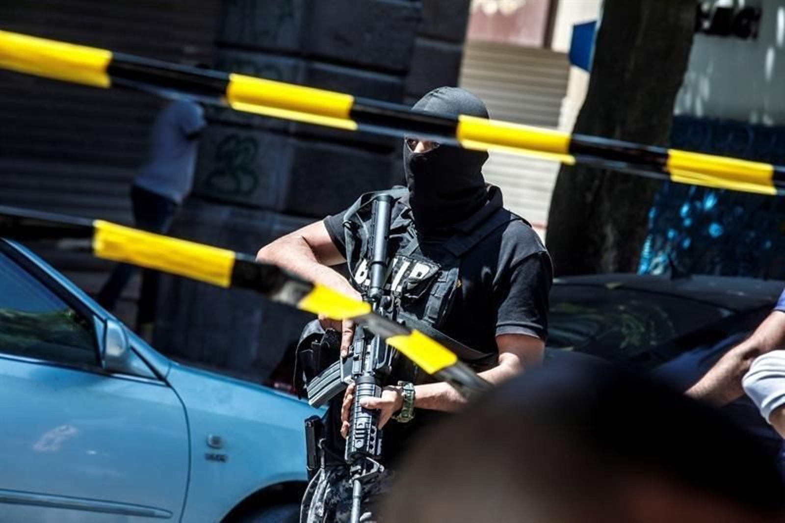 Un policía muerto y ocho personas heridas en un doble ataque suicida en Túnez